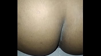 Elle se masturbe dans la chambre