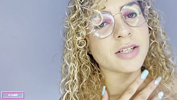 Loira sedenta por pau acaba jorrando pela buceta em seus orgasmos multiplos