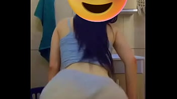 Novinha gostosa rebolando