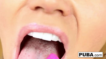 Blonde babe masturbates