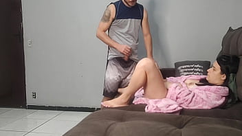 Enteado flagra madrasta enfiando todo consolo no cuzinho