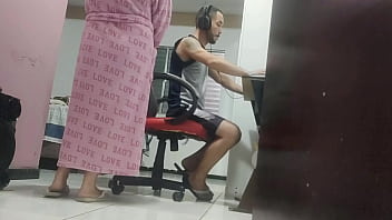 Enteado flagra madrasta enfiando todo consolo no cuzinho