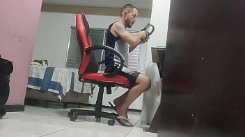 Enteado flagra madrasta enfiando todo consolo no cuzinho