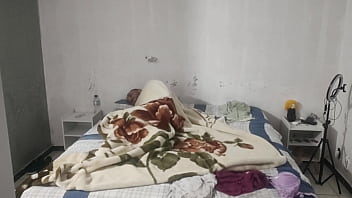 Enteado flagra madrasta enfiando todo consolo no cuzinho