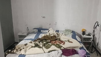 Enteado flagra madrasta enfiando todo consolo no cuzinho