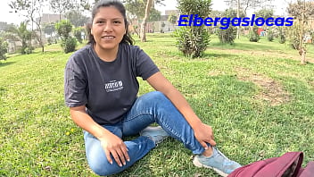 Le compre un regalo a mi mejor amiga pero ella no tenia como devolverme el favor asi que me dio su cuerpo para que podamos estar a mano