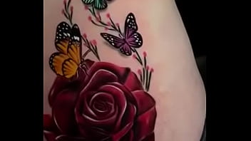 Casi se ve el pussy de mi mujer enseńando su tatuaje