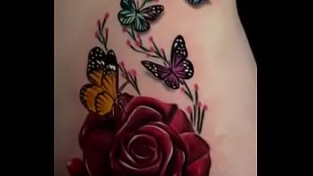 Casi se ve el pussy de mi mujer enseńando su tatuaje