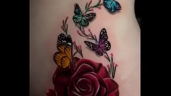 Casi se ve el pussy de mi mujer enseńando su tatuaje Casi se ve el pussy de mi mujer enseńando su tatuaje