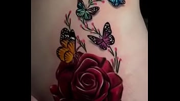 Casi se ve el pussy de mi mujer enseńando su tatuaje Casi se ve el pussy de mi mujer enseńando su tatuaje