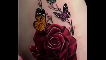 Casi se ve el pussy de mi mujer enseńando su tatuaje