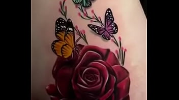 Casi se ve el pussy de mi mujer enseńando su tatuaje