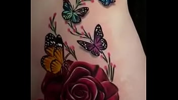 Casi se ve el pussy de mi mujer enseńando su tatuaje