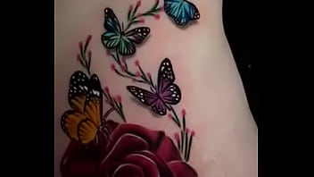 Casi se ve el pussy de mi mujer enseńando su tatuaje