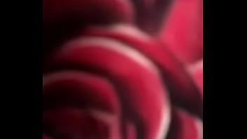 Casi se ve el pussy de mi mujer enseńando su tatuaje