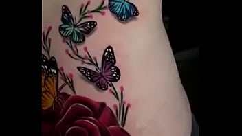 Casi se ve el pussy de mi mujer enseńando su tatuaje Casi se ve el pussy de mi mujer enseńando su tatuaje