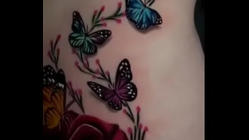 Casi se ve el pussy de mi mujer enseńando su tatuaje