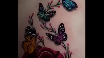 Casi se ve el pussy de mi mujer enseńando su tatuaje