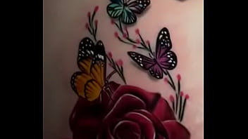 Casi se ve el pussy de mi mujer enseńando su tatuaje