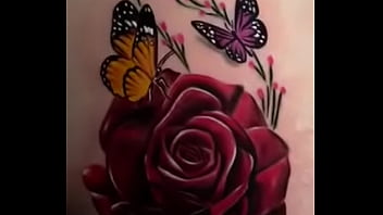 Casi se ve el pussy de mi mujer enseńando su tatuaje