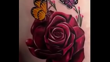 Casi se ve el pussy de mi mujer enseńando su tatuaje