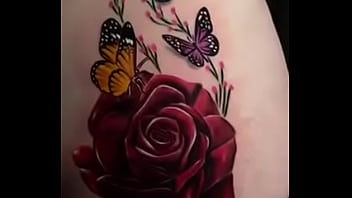 Casi se ve el pussy de mi mujer enseńando su tatuaje