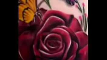 Casi se ve el pussy de mi mujer enseńando su tatuaje