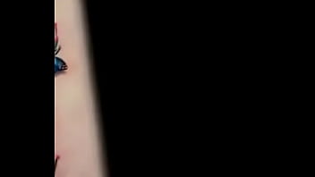 Casi se ve el pussy de mi mujer enseńando su tatuaje