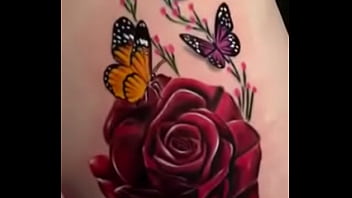 Casi se ve el pussy de mi mujer enseńando su tatuaje