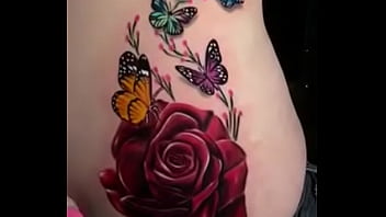 Casi se ve el pussy de mi mujer enseńando su tatuaje