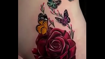 Casi se ve el pussy de mi mujer enseńando su tatuaje