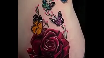 Casi se ve el pussy de mi mujer enseńando su tatuaje