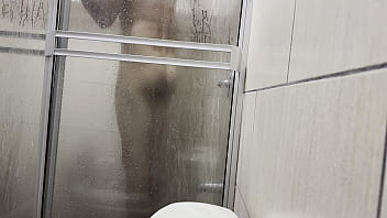 Me espian en el baño y cuando me masturbo con las bragas de mi prima