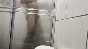 Me espian en el baño y cuando me masturbo con las bragas de mi prima
