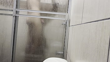 Me espian en el baño y cuando me masturbo con las bragas de mi prima