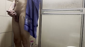 Me espian en el baño y cuando me masturbo con las bragas de mi prima