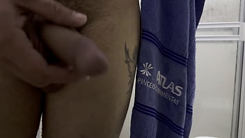 Me espian en el baño y cuando me masturbo con las bragas de mi prima