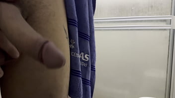 Me espian en el baño y cuando me masturbo con las bragas de mi prima
