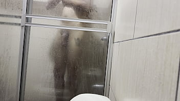Me espian en el baño y cuando me masturbo con las bragas de mi prima