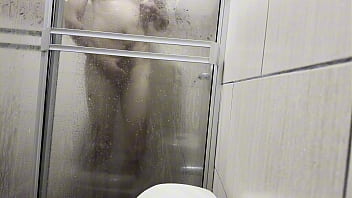 Me espian en el baño y cuando me masturbo con las bragas de mi prima