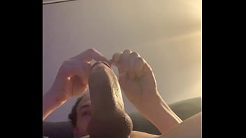 Infamous adore se faire jouir dans le salon