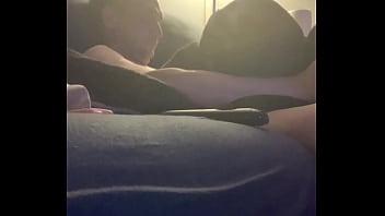 Infamous adore se faire jouir dans le salon