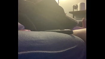 Infamous adore se faire jouir dans le salon