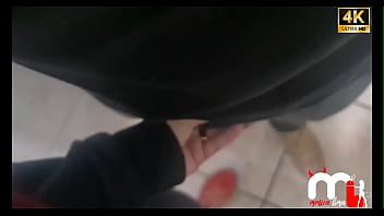 Casada escapa para o banheiro com lavador de carro enquanto corno espera completo no red