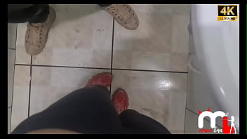 Casada escapa para o banheiro com lavador de carro enquanto corno espera completo no red