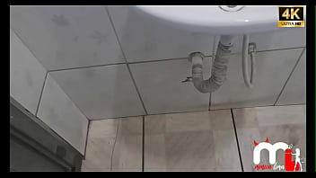 Casada escapa para o banheiro com lavador de carro enquanto corno espera completo no red