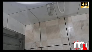 Casada escapa para o banheiro com lavador de carro enquanto corno espera completo no red