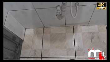 Casada escapa para o banheiro com lavador de carro enquanto corno espera completo no red