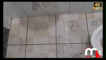 Casada escapa para o banheiro com lavador de carro enquanto corno espera completo no red