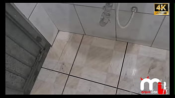 Casada escapa para o banheiro com lavador de carro enquanto corno espera completo no red